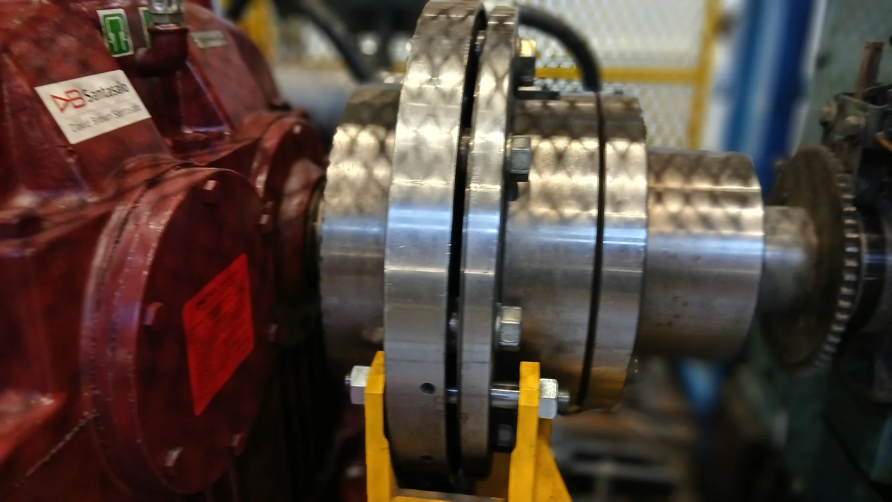 Motor shaft coupled to a mechanical locking and torque-measurement assembly during a locked-rotor test
